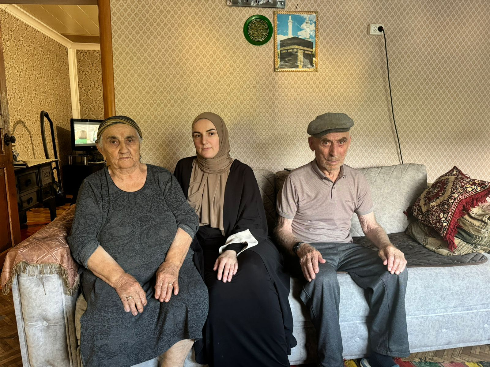 Специалист по работе с семьей Багомедова Замира посетила и поздравила с Днем Семьи, Любви и верности семью Исабековых, которые прожили вместе 65 лет.